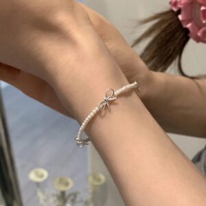 Beaded bow bracelet (white faux pearl)