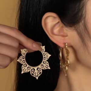 Hollow out flower shaped hoops (golden matte)